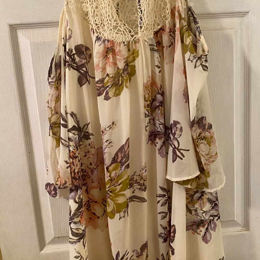 Cold Shoulder with lace detail